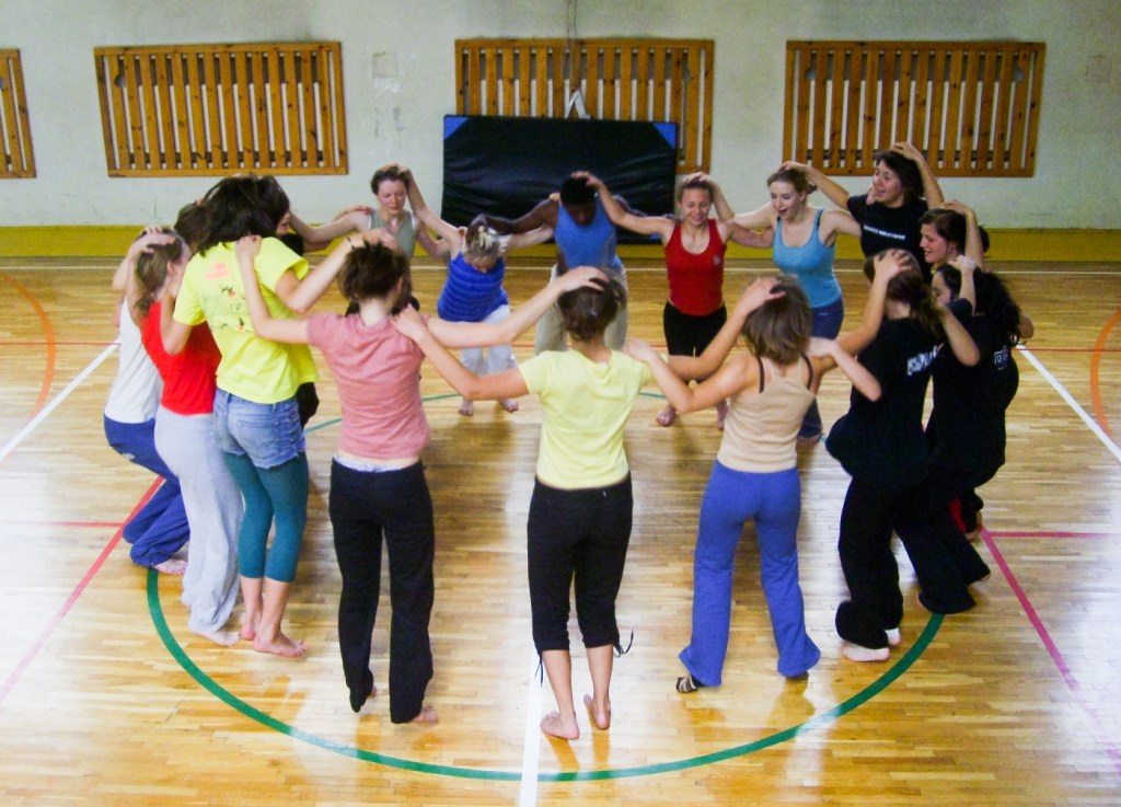 Tanssityöpajan ohjaaminen yhdessä Bráulio Bandeiran kanssa, GzasTeatru, VII International Young Theatre Forum, Opole, Puola, 2006.